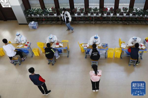 河南宝丰:采核酸 迎复课 河南宝丰:采核酸 迎复课