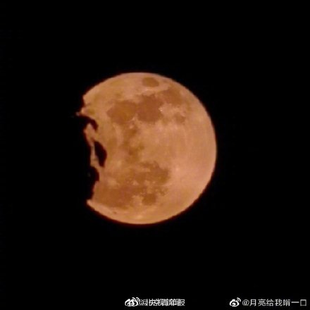 月亮好像咸蛋黄