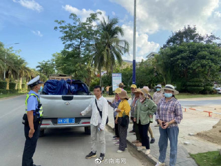 三亚皮卡车敞开后车厢竟坐6人