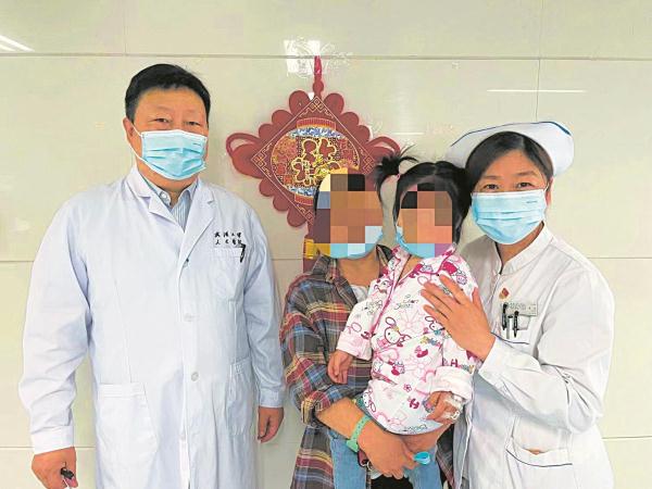 2岁女娃双肾结石呈复杂“鹿角状” 专家巧施两次手术保住孩子肾脏