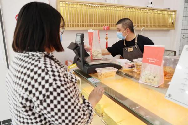 理发店、奶茶店、书店，小龙虾、烧烤、肉粽子……在金山，熟悉的它们回来了