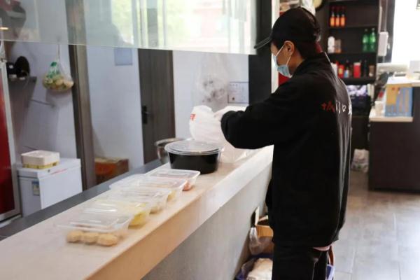 理发店、奶茶店、书店，小龙虾、烧烤、肉粽子……在金山，熟悉的它们回来了