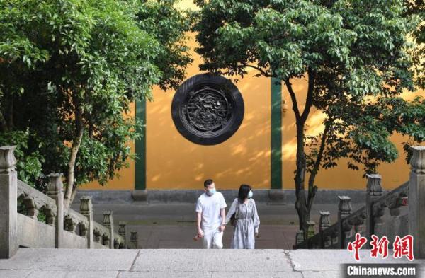 杭州灵隐寺“关闭”两个月后重开 游客祈福健康平安