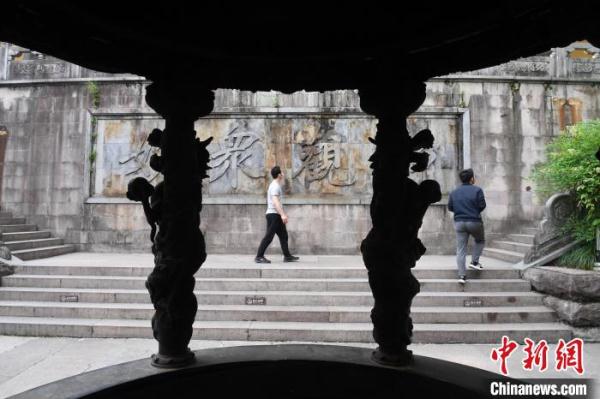 杭州灵隐寺“关闭”两个月后重开 游客祈福健康平安