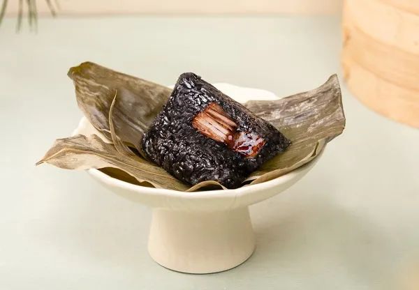 德兴菜馆的端午肉粽、松鹤楼乌米桂花粽......老字号时令美食都已安排上市了！