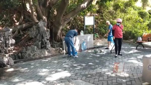 大桶小桶进公园，只为一瓢山泉水？园方提醒：谨慎取用！