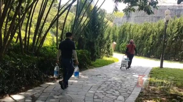 大桶小桶进公园，只为一瓢山泉水？园方提醒：谨慎取用！