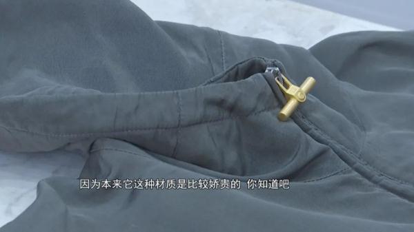 合肥：近两万元风衣送干洗店，取回时面目全非？