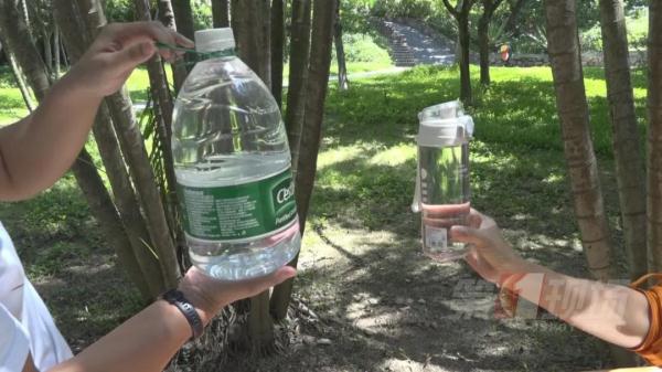 大桶小桶进公园，只为一瓢山泉水？园方提醒：谨慎取用！