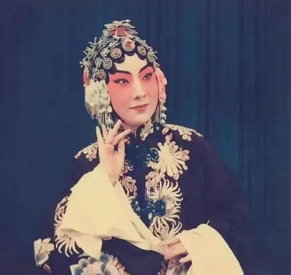 环球港超市被迫复工,遍地污物?外滩举行抗疫胜利庆功彩排?假的! 环球港超市被迫复工,遍地污物?外滩举行抗疫胜利庆功彩排?假的!