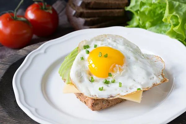 白发突然增多是老了吗？医生：可能是身体缺这4种营养