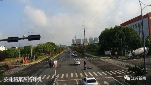 全责!女子骑电动车40秒三次违章,接下来...... 全责!女子骑电动车40秒三次违章,接下来......