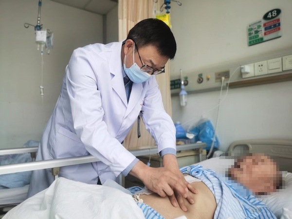 爹爹一个月莫名瘦10多斤 原是肾上长了两倍大肿瘤