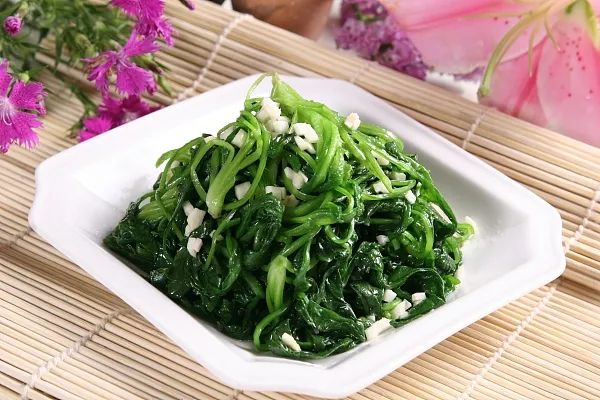 白发突然增多是老了吗？医生：可能是身体缺这4种营养