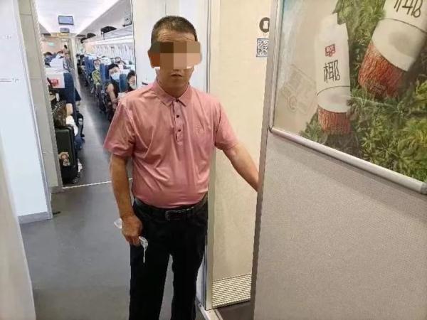 海南高铁上，一男子在厕所被抓现行！