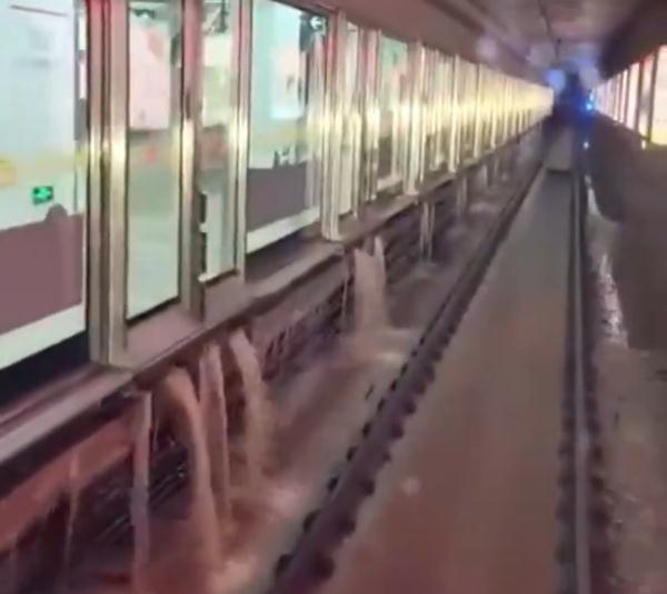 杭州地铁金沙湖站因湖水外溢出现涝水,乘客:坐到临近站让下车 杭州地铁金沙湖站因湖水外溢出现涝水,乘客:坐到临近站让下车