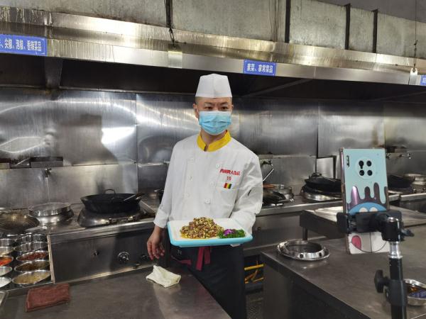 重庆巴南：美食烹饪、瑜伽健身等直播课程丰富居家群众生活