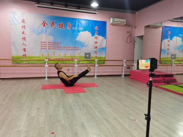 重庆巴南：美食烹饪、瑜伽健身等直播课程丰富居家群众生活