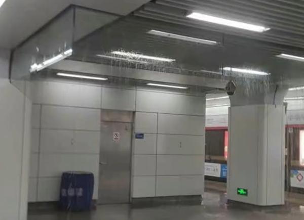 杭州地铁金沙湖站因湖水外溢出现涝水,乘客:坐到临近站让下车 杭州地铁金沙湖站因湖水外溢出现涝水,乘客:坐到临近站让下车