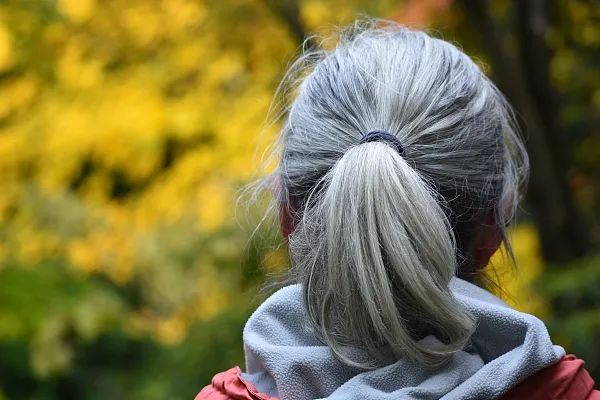 白发突然增多是老了吗？医生：可能是身体缺这4种营养