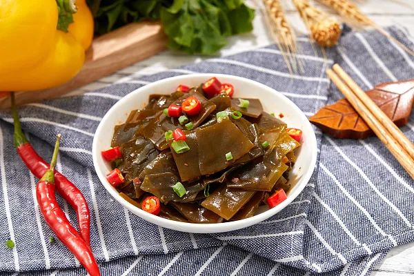 白发突然增多是老了吗？医生：可能是身体缺这4种营养