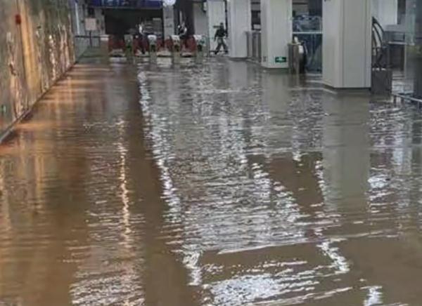 杭州地铁金沙湖站因湖水外溢出现涝水,乘客:坐到临近站让下车 杭州地铁金沙湖站因湖水外溢出现涝水,乘客:坐到临近站让下车