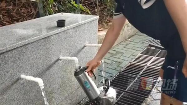 大桶小桶进公园，只为一瓢山泉水？园方提醒：谨慎取用！