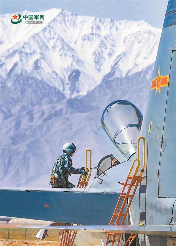 雪山之巔戰鷹呼嘯空軍航空兵某旅開展突防突擊演練