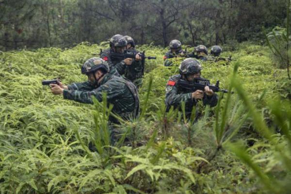 雷霆出击!武警官兵演训第一线掠影 雷霆出击!武警官兵演训第一线掠影