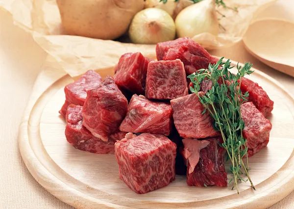 白发突然增多是老了吗？医生：可能是身体缺这4种营养