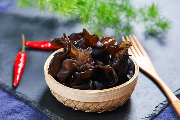 白发突然增多是老了吗？医生：可能是身体缺这4种营养