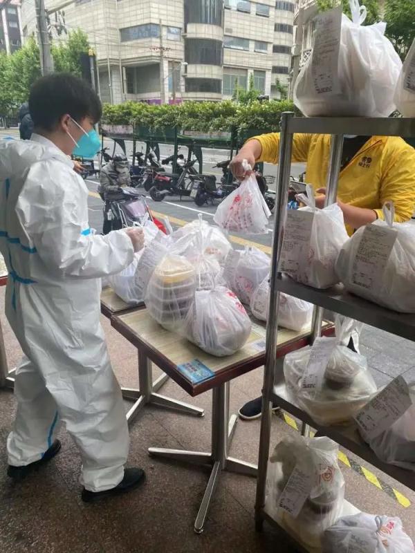 网红餐厅复工!一天卖出1500只菠萝包,1000瓶奶茶! 网红餐厅复工!一天卖出1500只菠萝包,1000瓶奶茶!