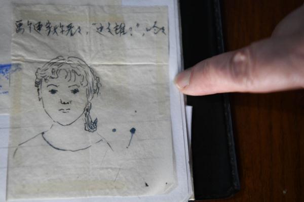 一生只够爱一人 八旬老人手写200万字《缱绻曲》