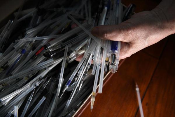 一生只够爱一人 八旬老人手写200万字《缱绻曲》