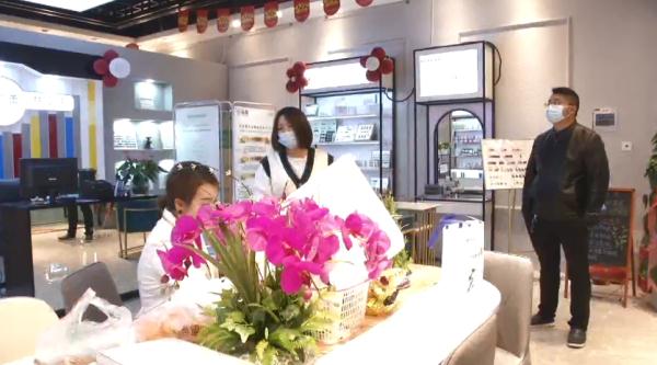 4000多的化妆品，美女用后变成“关公脸”，想要退款却被告知……