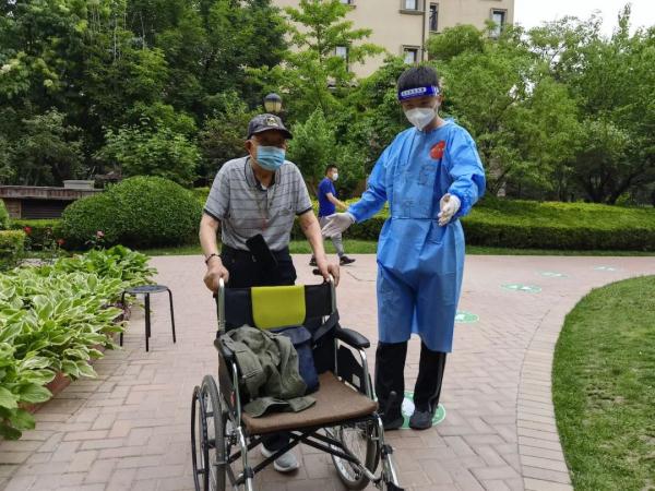 别样浪漫！北京95后新婚夫妻“疫线”度“蜜月”