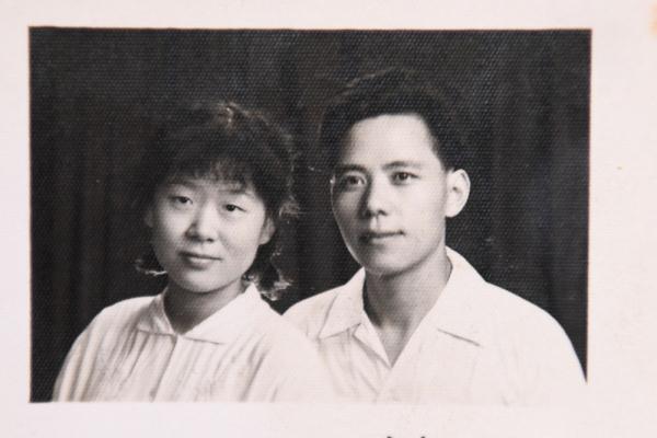 一生只够爱一人 八旬老人手写200万字《缱绻曲》