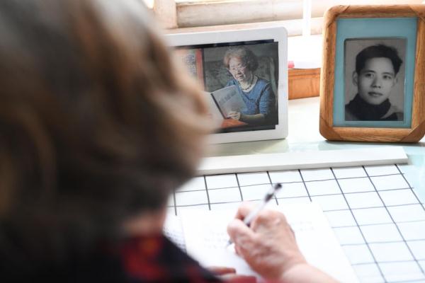 一生只够爱一人 八旬老人手写200万字《缱绻曲》