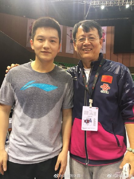 吴敬平晒与樊振东最甜合照