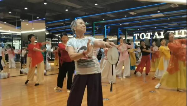 广州77岁“刘畊宏奶奶”连拉20个引体向上?当事人找到了! 广州77岁“刘畊宏奶奶”连拉20个引体向上?当事人找到了!