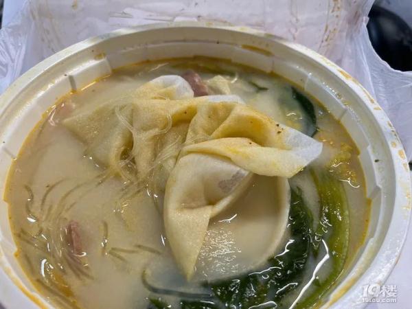 爱美姑娘在冒菜里放吸油纸，有人看了影响食欲，更多人担心：安全吗…
