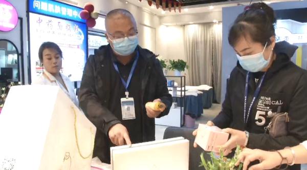 4000多的化妆品，美女用后变成“关公脸”，想要退款却被告知……