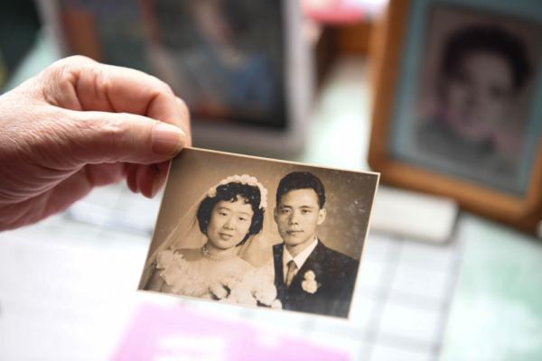 一生只够爱一人 八旬老人手写200万字《缱绻曲》