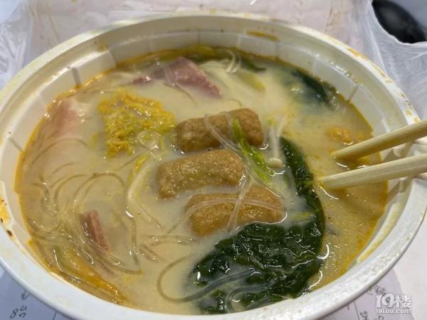 爱美姑娘在冒菜里放吸油纸，有人看了影响食欲，更多人担心：安全吗…