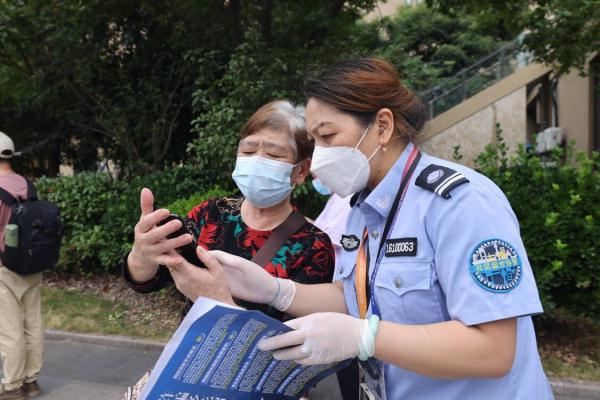 考虑到该点位居民较多,附近万盛居委会的综治社保队员也赶到这里,抓紧