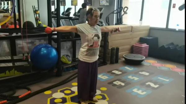 广州77岁“刘畊宏奶奶”连拉20个引体向上?当事人找到了! 广州77岁“刘畊宏奶奶”连拉20个引体向上?当事人找到了!