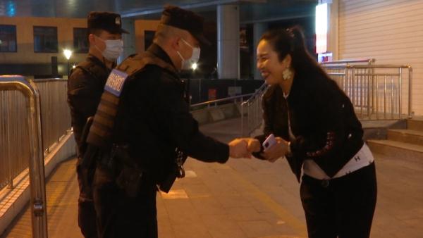 同名同姓同城卡,三万块钱转错人! 女子:我还以为拿不回来了 同名同姓同城卡,三万块钱转错人! 女子:我还以为拿不回来了