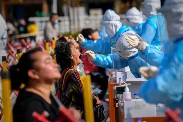 15分钟核酸“采样圈”带火采样员、检测员，月薪过万、学历要求低，工作强度就……