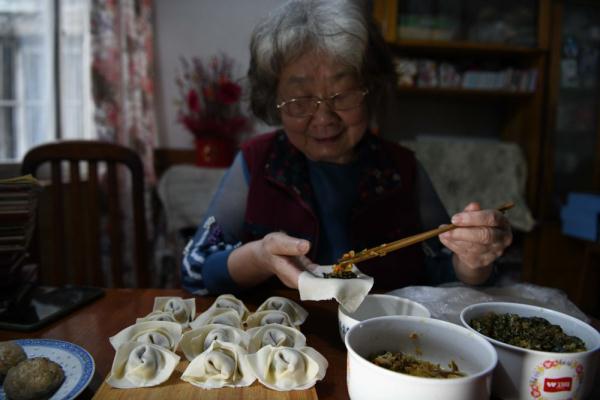 一生只够爱一人 八旬老人手写200万字《缱绻曲》