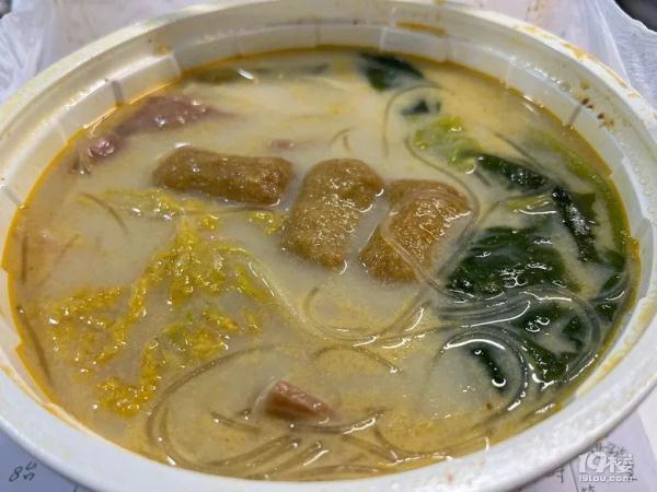 爱美姑娘在冒菜里放吸油纸，有人看了影响食欲，更多人担心：安全吗…
